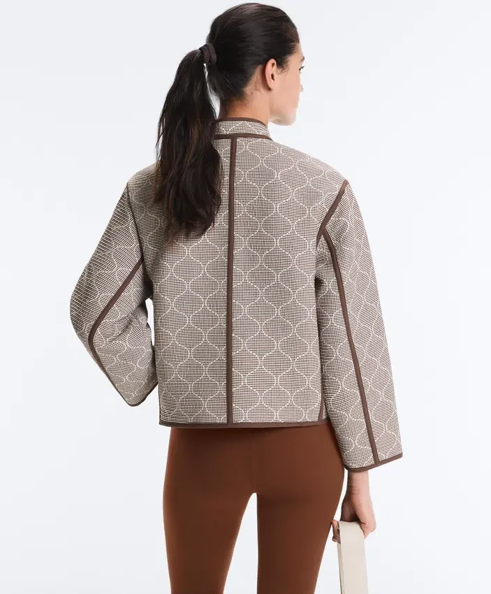 Chaqueta con cuello alto y ribetes en contraste Chaqueta con cuello alto y ribetes en contraste