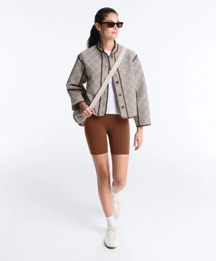Chaqueta con cuello alto y ribetes en contraste Chaqueta con cuello alto y ribetes en contraste