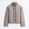 Chaqueta con cuello alto y ribetes en contraste Chaqueta con cuello alto y ribetes en contraste