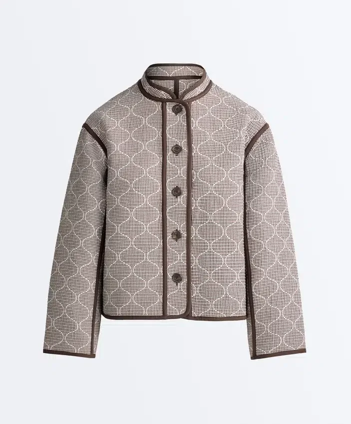 Chaqueta con cuello alto y ribetes en contraste Chaqueta con cuello alto y ribetes en contraste