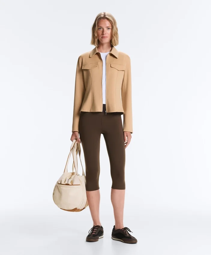 Chaqueta con volantes efecto neopreno y ribetes Chaqueta con volantes efecto neopreno y ribetes