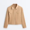 Chaqueta con volantes efecto neopreno y ribetes Chaqueta con volantes efecto neopreno y ribetes