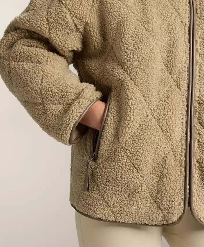 Chaqueta de imitación de piel de oveja con acolchado en forma de rombos Chaqueta de imitación de piel de oveja con acolchado en forma de rombos