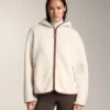 Chaqueta de imitación de piel de oveja con capucha