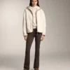 Chaqueta de imitación de piel de oveja con capucha
