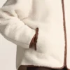 Chaqueta de imitación de piel de oveja con capucha