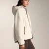 Chaqueta de imitación de piel de oveja con capucha