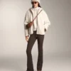 Chaqueta de imitación de piel de oveja con capucha
