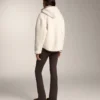 Chaqueta de imitación de piel de oveja con capucha
