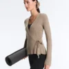 Chaqueta de punto acanalado con cierre lateral con lazo Chaqueta de punto acanalado con cierre lateral con lazo