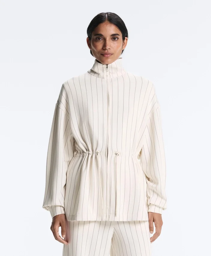 Chaqueta larga a rayas con cintura ajustable y modal Soft Touch Chaqueta larga a rayas con cintura ajustable y modal Soft Touch