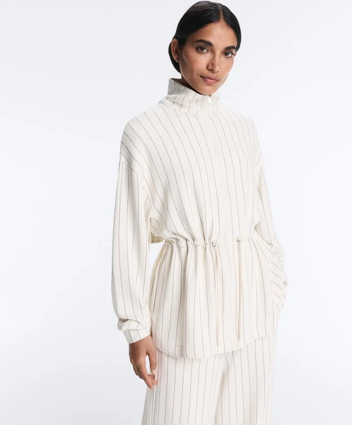 Chaqueta larga a rayas con cintura ajustable y modal Soft Touch Chaqueta larga a rayas con cintura ajustable y modal Soft Touch