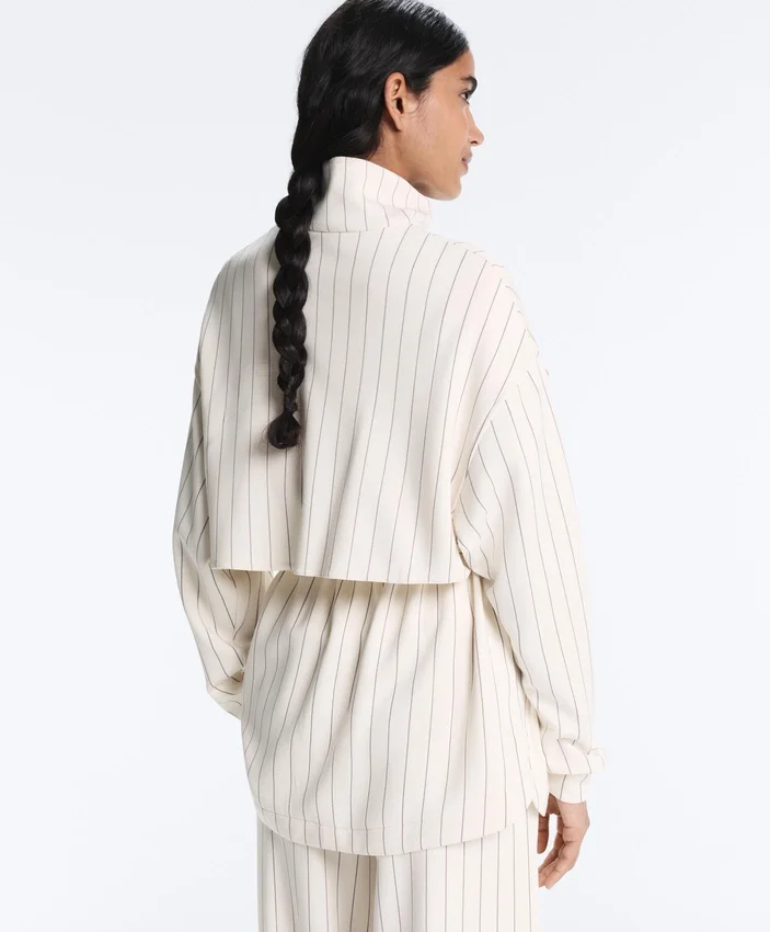 Chaqueta larga a rayas con cintura ajustable y modal Soft Touch Chaqueta larga a rayas con cintura ajustable y modal Soft Touch