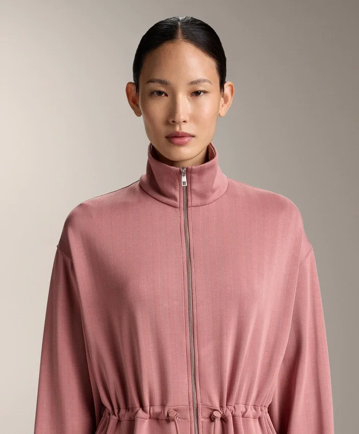 Chaqueta larga con cintura ajustable y textura a rayas Chaqueta larga con cintura ajustable y textura a rayas