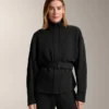 Chaqueta larga con cinturón y modal cepillado