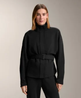 Chaqueta larga con cinturón y modal cepillado
