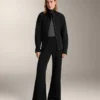 Chaqueta larga con cinturón y modal cepillado