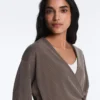 Chaqueta larga con rayas asimétricas y modal