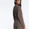 Chaqueta larga con rayas asimétricas y modal