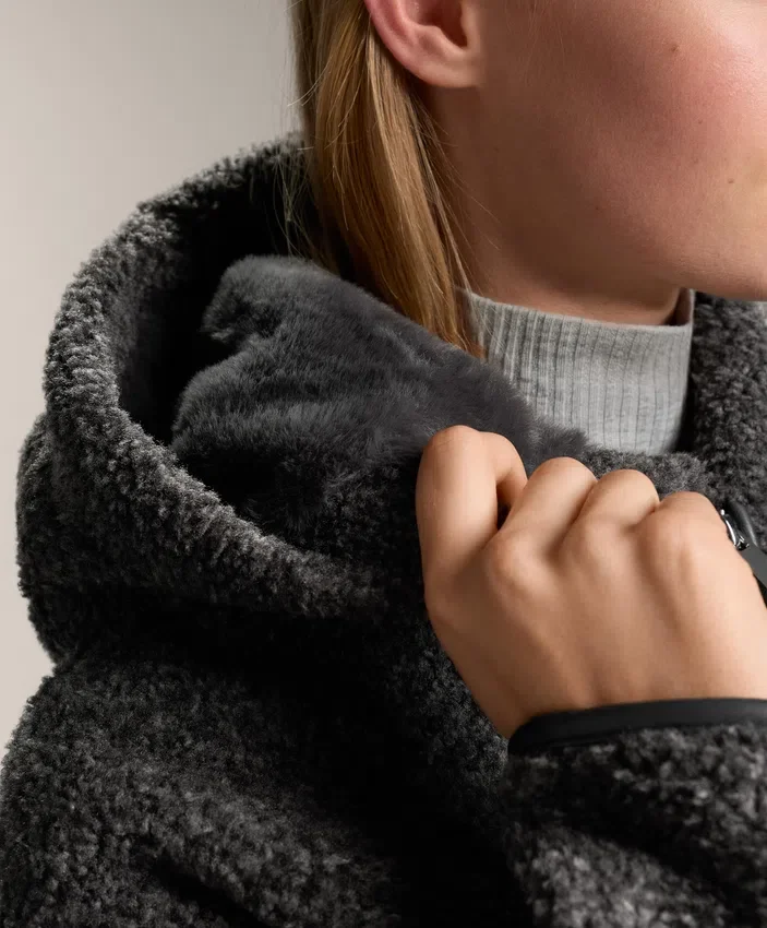 Chaqueta oversize de imitación de piel de oveja con capucha forrada de piel sintética Chaqueta oversize de imitación de piel de oveja con capucha forrada de piel sintética