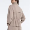 Chaqueta Soft Touch de modal suave al tacto con cintura ajustable y cuello alto Chaqueta Soft Touch de modal suave al tacto con cintura ajustable y cuello alto