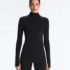 Chaqueta técnica ligera y cálida con costuras