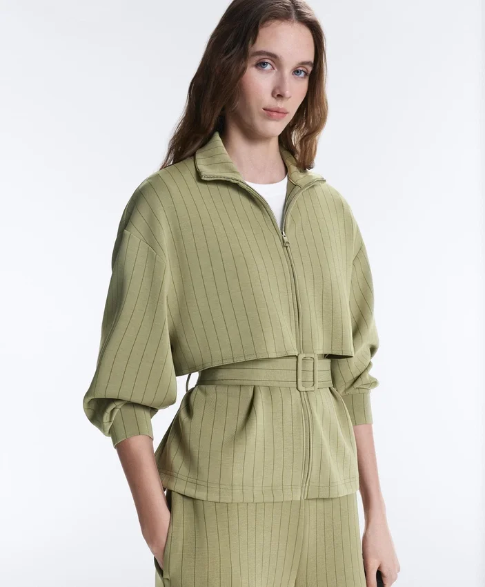 Chaqueta tipo capa de corte recto con rayas finas de modal Soft Touch Chaqueta tipo capa de corte recto con rayas finas de modal Soft Touch