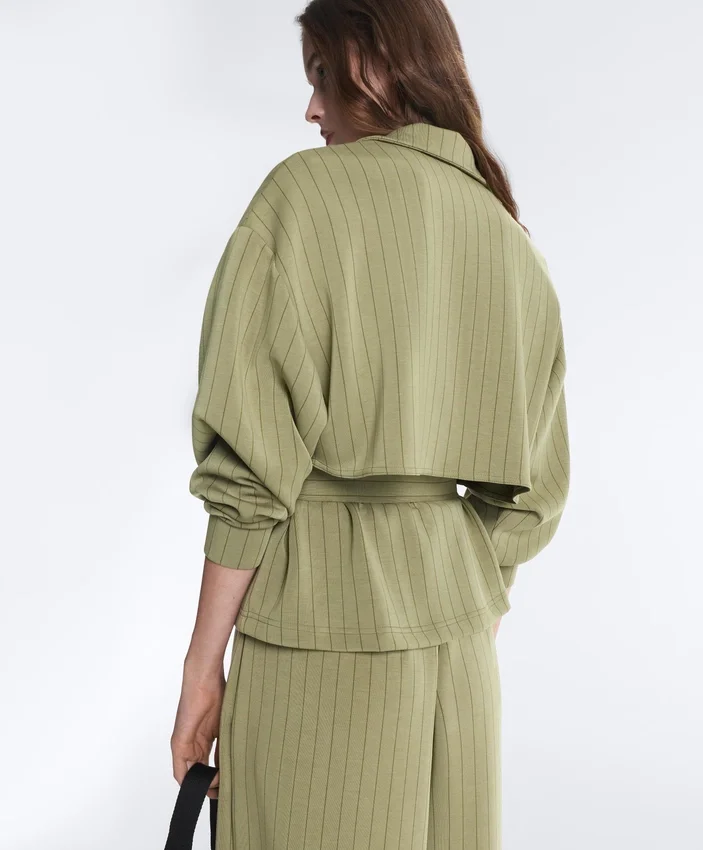 Chaqueta tipo capa de corte recto con rayas finas de modal Soft Touch Chaqueta tipo capa de corte recto con rayas finas de modal Soft Touch