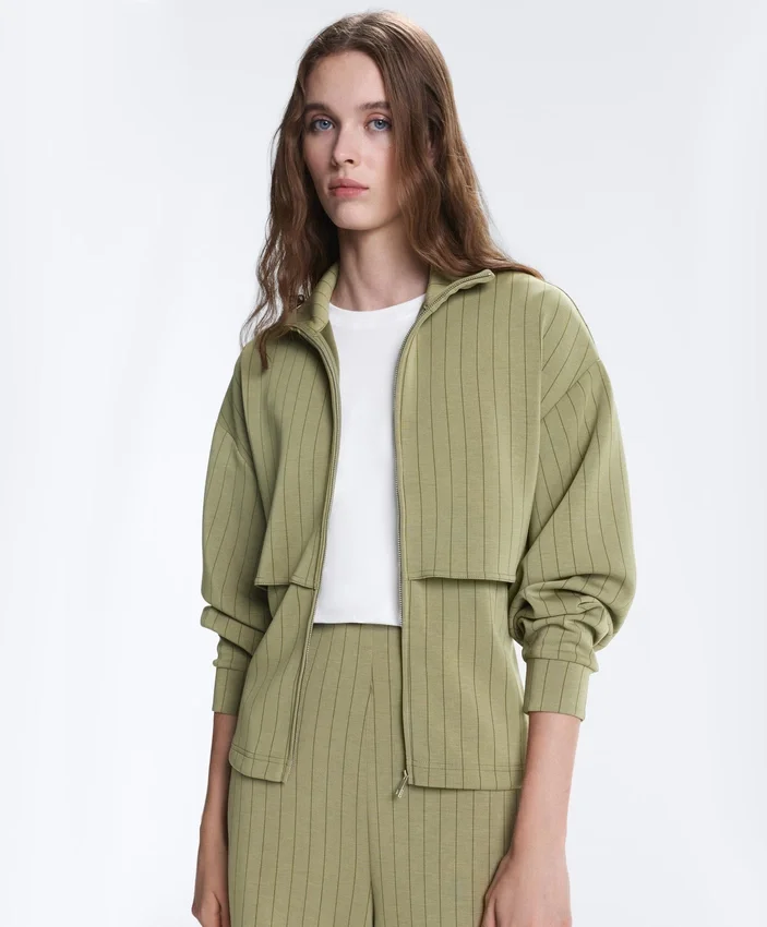 Chaqueta tipo capa de corte recto con rayas finas de modal Soft Touch Chaqueta tipo capa de corte recto con rayas finas de modal Soft Touch