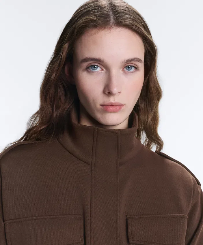 Chaqueta utilitaria corta de piqué con cinturón Chaqueta utilitaria corta de piqué con cinturón