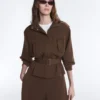 Chaqueta utilitaria corta de piqué con cinturón Chaqueta utilitaria corta de piqué con cinturón