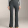 Pantalones acampanados de canalé extra cálidos sin costuras y de talle superalto Pantalones acampanados de canalé extra cálidos sin costuras y de talle superalto