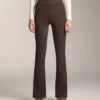 Pantalones acampanados de talle alto con bolsillos Pantalones acampanados de talle alto con bolsillos