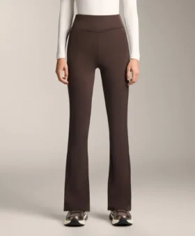 Pantalones acampanados de talle alto con bolsillos