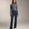 Pantalones acampanados de talle alto con bolsillos Pantalones acampanados de talle alto con bolsillos