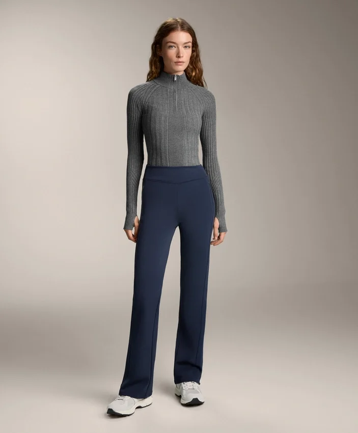 Pantalones acampanados de talle alto con bolsillos Pantalones acampanados de talle alto con bolsillos