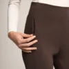 Pantalones acampanados de talle alto con bolsillos Pantalones acampanados de talle alto con bolsillos