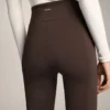 Pantalones acampanados de talle alto con bolsillos Pantalones acampanados de talle alto con bolsillos