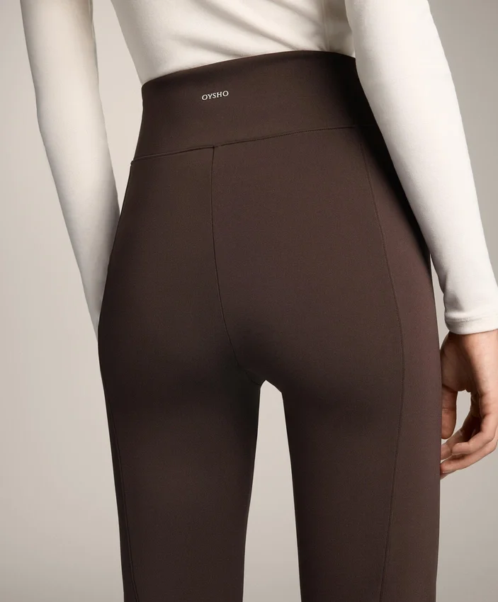 Pantalones acampanados de talle alto con bolsillos Pantalones acampanados de talle alto con bolsillos