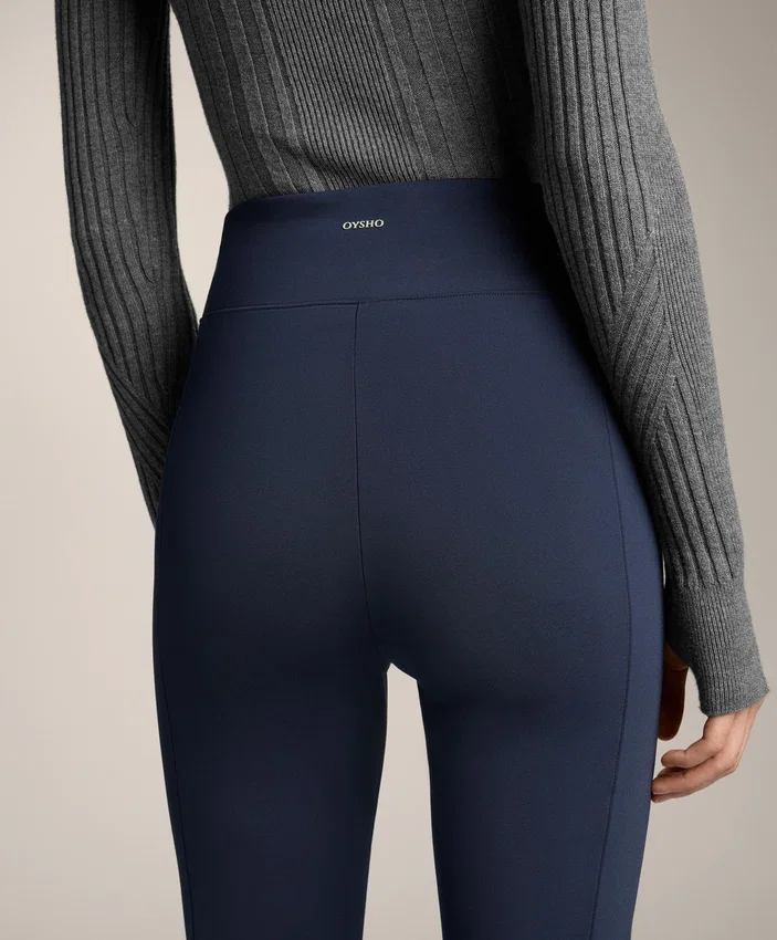 Pantalones acampanados de talle alto con bolsillos Pantalones acampanados de talle alto con bolsillos