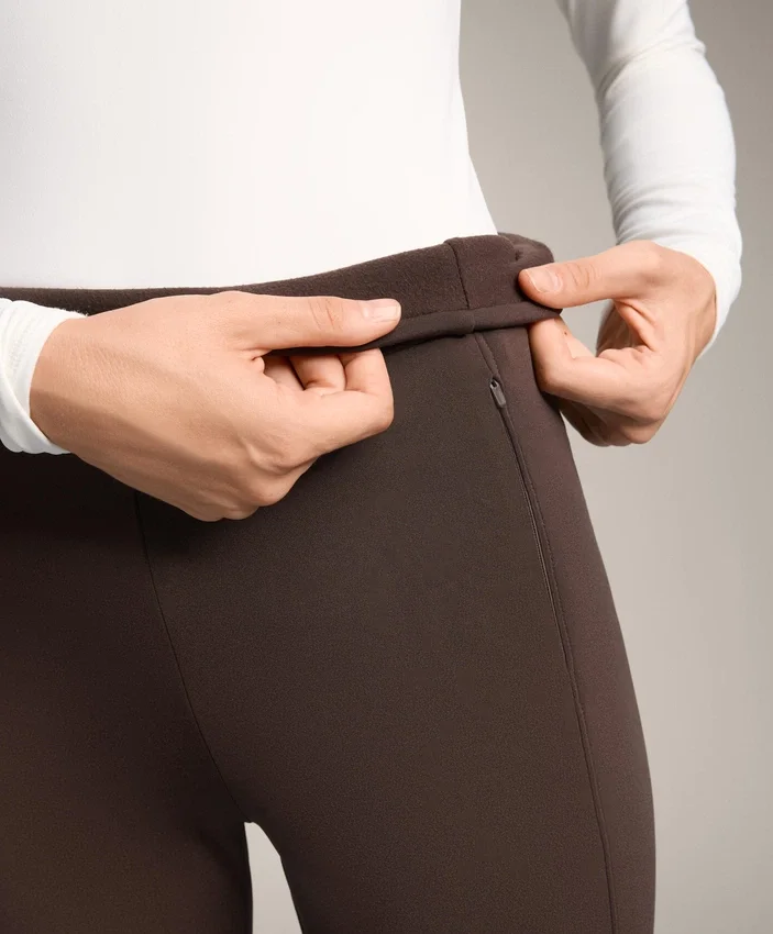 Pantalones acampanados de talle alto con bolsillos Pantalones acampanados de talle alto con bolsillos