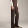 Pantalones acampanados de talle alto con bolsillos Pantalones acampanados de talle alto con bolsillos