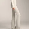Pantalones acampanados de talle alto con bolsillos