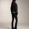 Pantalones acampanados de talle alto con bolsillos Pantalones acampanados de talle alto con bolsillos