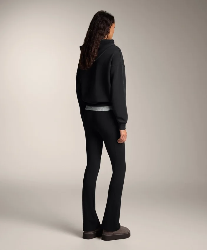 Pantalones acampanados de talle alto con bolsillos Pantalones acampanados de talle alto con bolsillos