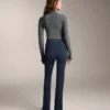 Pantalones acampanados de talle alto con bolsillos Pantalones acampanados de talle alto con bolsillos