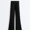 Pantalones acampanados de talle alto con efecto neopreno Pantalones acampanados de talle alto con efecto neopreno