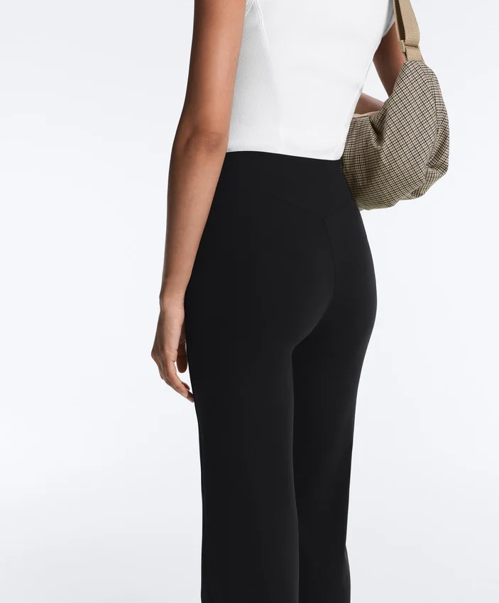 Pantalones acampanados de talle alto con efecto neopreno Pantalones acampanados de talle alto con efecto neopreno