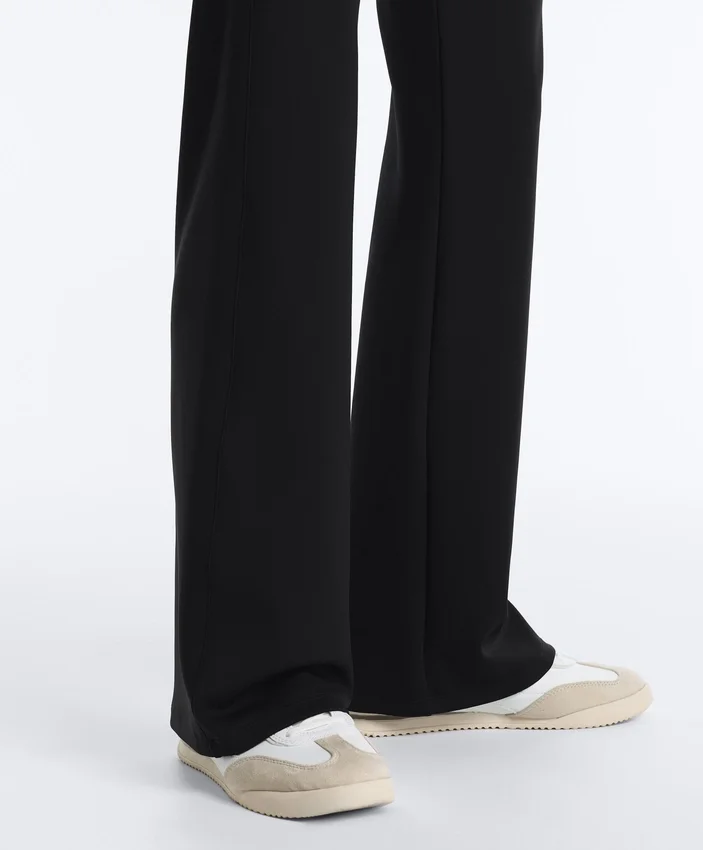 Pantalones acampanados de talle alto con efecto neopreno Pantalones acampanados de talle alto con efecto neopreno