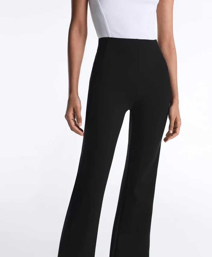 Pantalones acampanados de talle alto con efecto neopreno Pantalones acampanados de talle alto con efecto neopreno